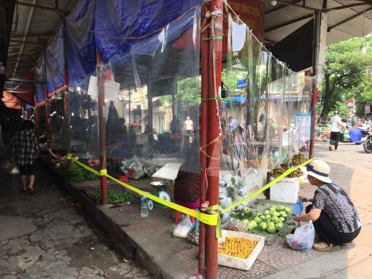 Tiểu thương chợ Bách Khoa góp tiền mua tấm nilon giãn cách phòng dịch
